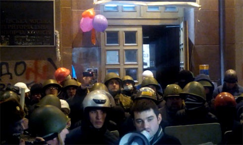 Вночі деякі активісти Майдану намагалися знову захопити КМДА - фото