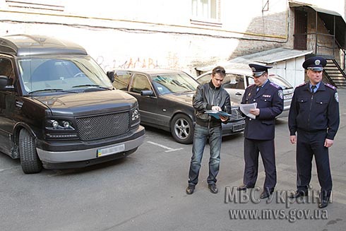 «Правий сектор» передав автомобіль Януковича до МВС - фото