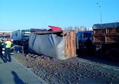 У Києві на Бажана маршрутка та дві вантажівки потрапили в аварію, є загиблий - фото