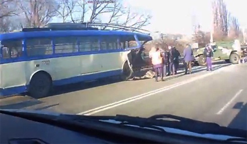 П’яні російські окупанти у Криму на «Тигрі» врізалися в тролейбус - фото