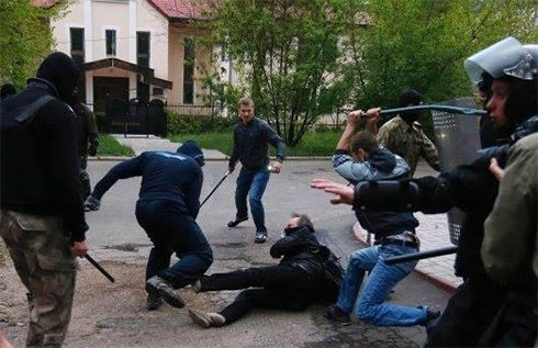 У Донецьку на мирний мітинг «За єдину Україну» напали здичавілі сепаратисти - фото