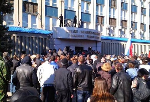 У Луганську сепаратисти захопили будівлю СБУ - фото