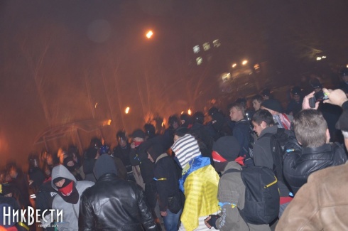 У Миколаєві сепаратистів прогнали від ОДА та розібрали їх наметове містечко - фото
