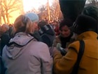 Як проросійським мітингувальникам у Луганську гроші роздають – відео