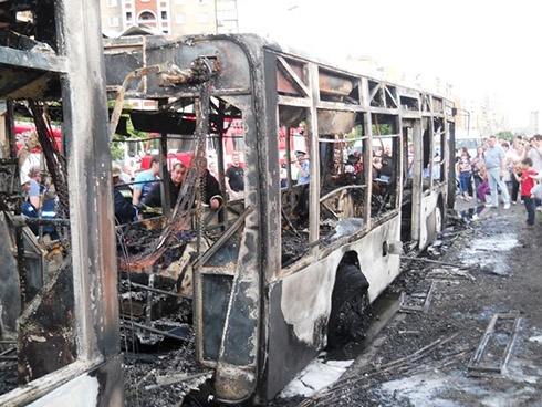 У Києві на Троєщині згорів пасажирський автобус - фото
