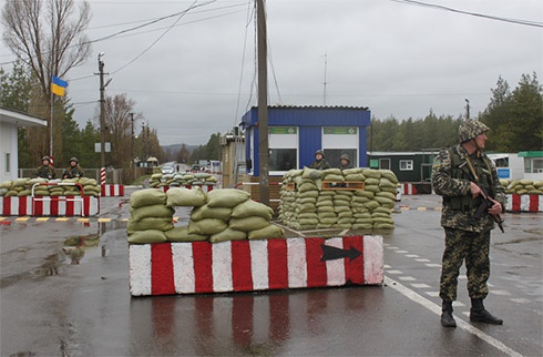 Вночі терористи тричі штурмували прикордонний підрозділ «Станична Луганська» - фото