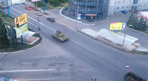 Кілька російських танків псують український асфальт в напрямку Донецька - фото