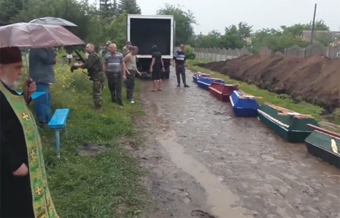 Вбитих терористів у Слов’янську поховали край дороги попід тином - фото