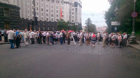 Чорнобильці перекрили вулицю під Кабміном - фото