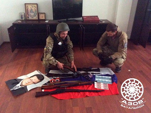 В Маріуполі у родички Януковича знайшли арсенал зброї, сепаратистські речі та фальшиві гроші - фото