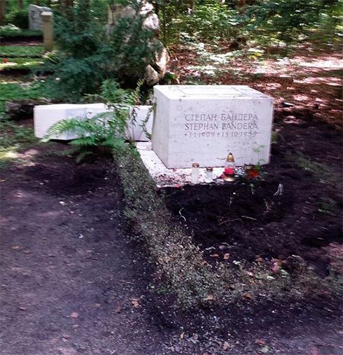 У Мюнхені зруйнували пам’ятник на могилі Степана Бандери - фото
