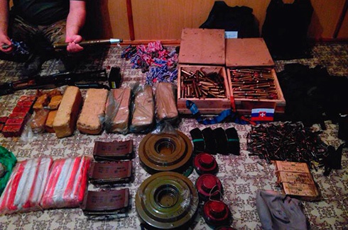 Під Лисичанськом виявлено велику схованку бойовиків з вибухівкою, зброєю та боєприпасами - фото