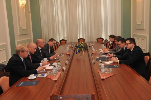 Україна і Швеція домовилися про військово-технічну співпрацю - фото