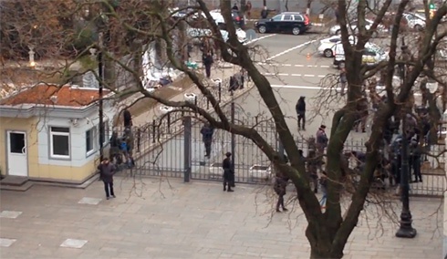 Міліція жорстко побила людей, які намагались спиляти паркан на Банковій - фото