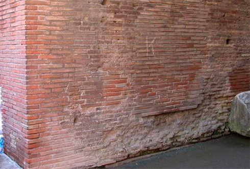 Росіянин відмітився на стіні Колізею у Римі - фото