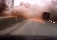 Обстріл Маріуполя на відео, зняте відеореєстратором - фото
