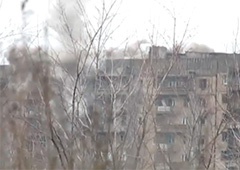 Як терористи з танку обстрілюють житлові багатоповерхівки у Вуглегірську – відео - фото