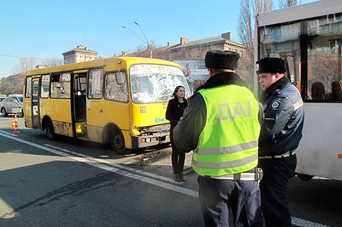 У Києві зіткнулися дві маршрутки, постраждало п’ятеро пасажирів - фото