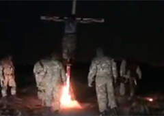 Черговий фейк російської пропаганди: «Як бійці «Азову» спалюють ополченця» - фото