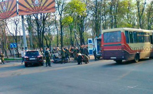 У Донецьку п′яний бойовик врізався в машину і прострелив ногу водієві - фото
