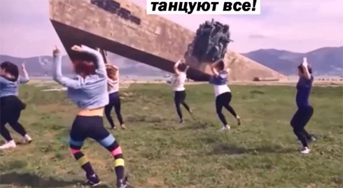У Новоросійську дівчата станцювали еротичний танець біля меморіалу - фото
