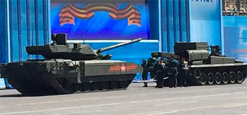 Гордість російського танкобудування «Армата» заглухла на генрепетиції до параду - фото