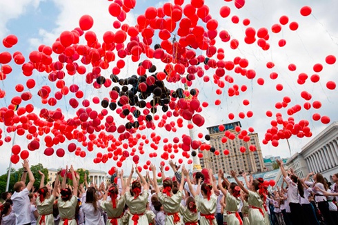 На Майдані Незалежності діти провели флешмоб «Квітка пам’яті» - фото