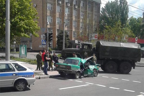 У Донецьку військова вантажівка розчавила легковика з ветеранами - фото