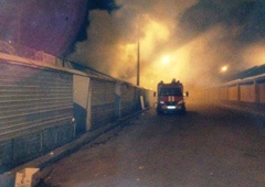 У Києві сталася пожежа на ринку «Юність» - фото