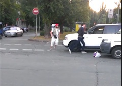На Русанівці сталася бійка між пішоходом і «бикуватим» водієм - фото