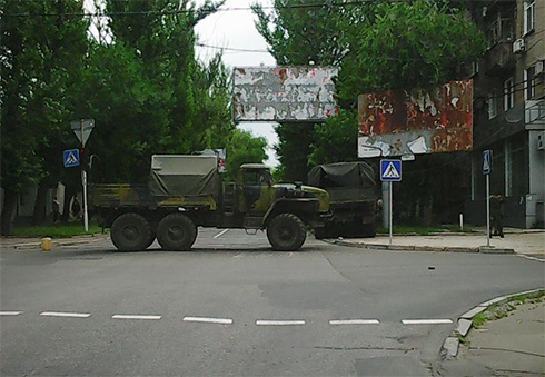 У Донецьку військовий «Урал» протаранив легковика, загинула людина - фото