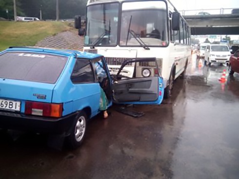 У Хмельницькому легковик протаранив пасажирський автобус, загинула людина - фото