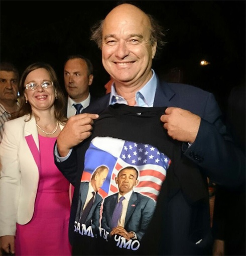 Французький сенатор в Криму приміряв футболку «Обама, ти чмо» - фото