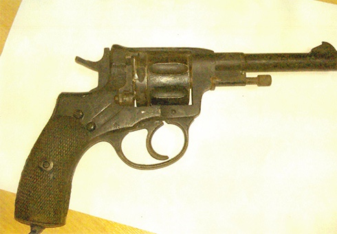 ГПУ показала пістолет, який знайшли у приймальні Шокіна - фото