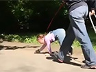 Маленьку дівчинку вигулювали на повідку як собаку