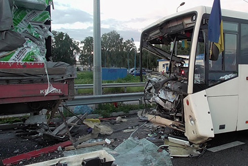 На Полтавщині автобус з військовими потрапив в аварію, є загиблий - фото