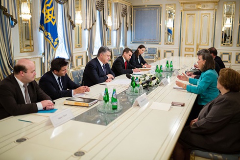 Нуланд привітала Порошенка з успішним просуванням конституційної реформи - фото