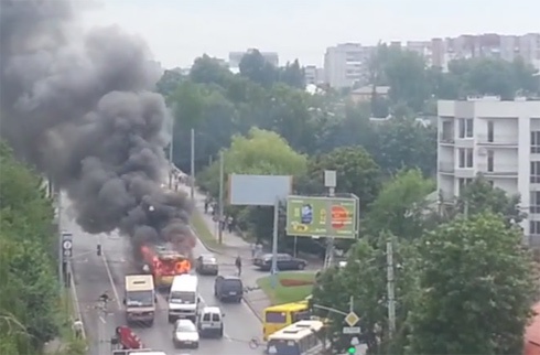 У Львові палаючий тролейбус врізався в будинок - фото