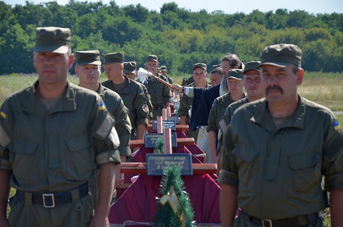 Біля Запоріжжя поховали 57 невідомих бійців, які загинули переважно під Іловайськом - фото