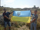 Окупанти заарештували кримчан за фото з українським прапором