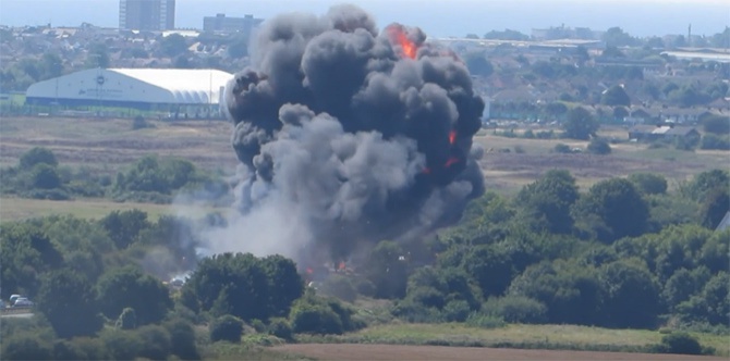 У Великобританії під час авіашоу рухнув бомбардувальник, є жертви - фото