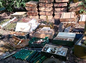 На Донбасі СБУ знайшла великий арсенал зброї та боєприпасів - фото