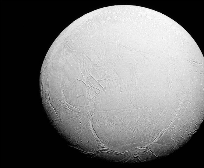 NASA показала фото крижаного Енцелада - фото