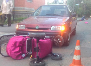 У Вінниці жінка-водій наїхала на дві коляски з немовлятами - фото