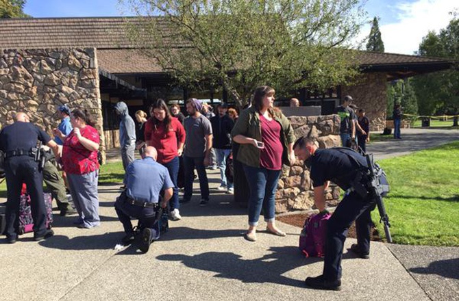 В коледжі в штаті Орегон внаслідок стрілянини загинуло 10 людей - фото