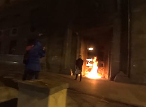 Показово підпалили двері ФСБ на Луб’янці - фото