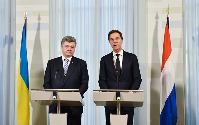Президент України та прем’єр Нідерландів скоординували подальші дії в розслідуванні трагедії рейсу MH-17 - фото