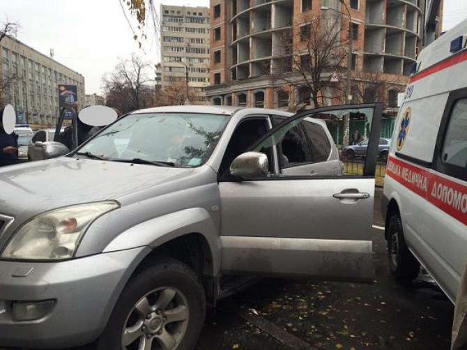 У Києві скоєно розбійний напад на автомобіль зі стріляниною - фото