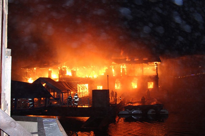 В Києві згорів ресторан «Веранда на Дніпрі» - фото