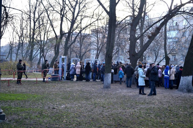 Вдову дослідника Голодомору охорона Порошенка не пропустила до Меморіалу Голодомору в Києві - фото